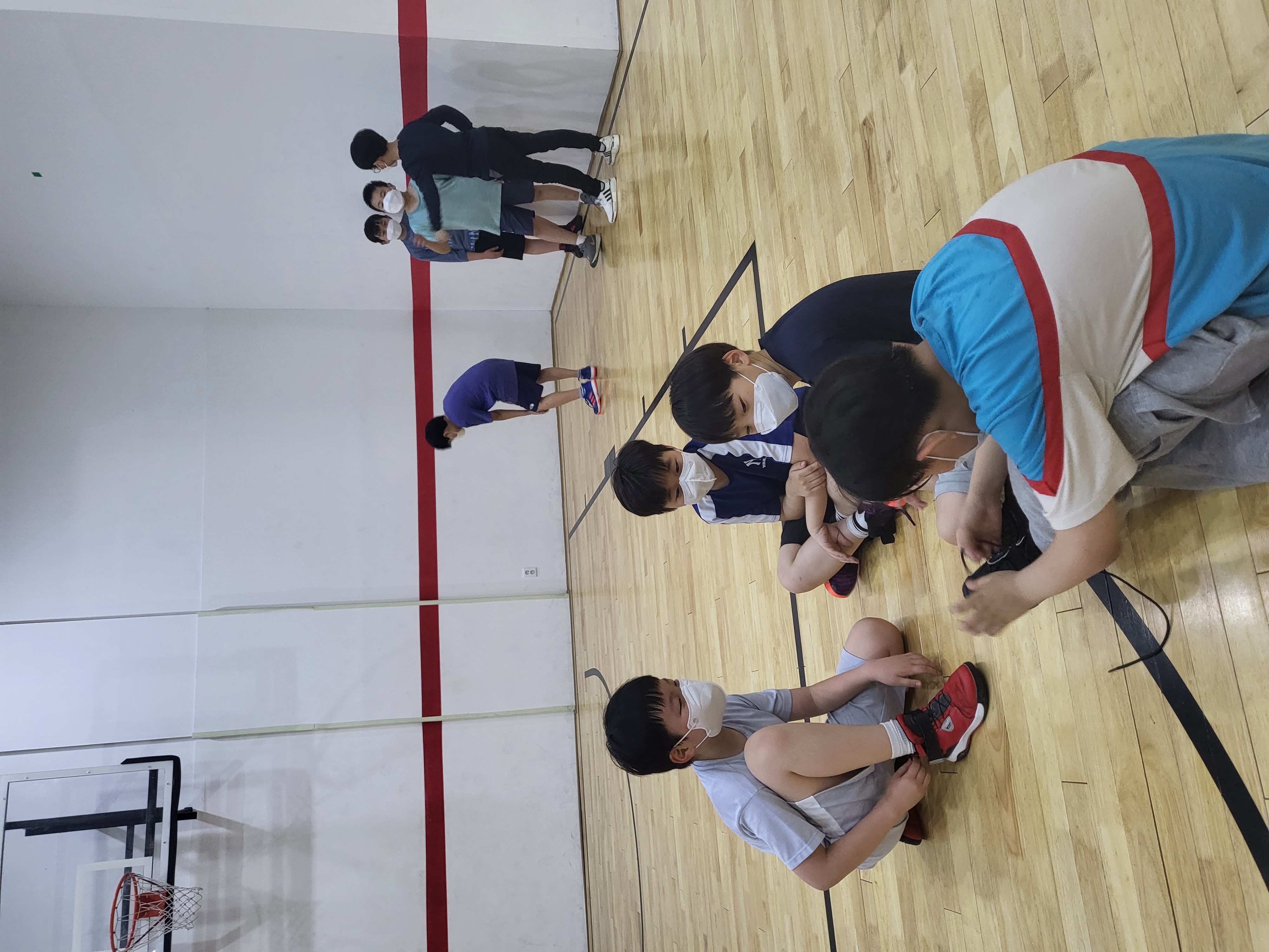 농구 훈련 중 휴식을 취하는 학생들